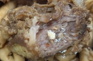 甲米地园区的一顿夜宵:所谓“大食堂”,不过是苍蝇的盛宴 甲米地园区的一顿夜宵:所谓“大食堂”,不过是苍蝇的盛宴